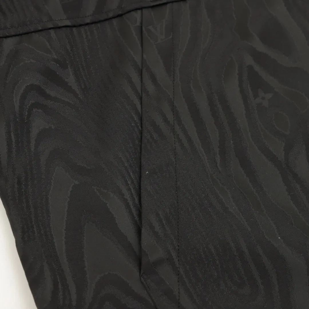 🅿️570 Louis Vuitton/Louis Vuitton Dark Pattern Windbreaker Jacket Needless to say, the style is low-key and luxurious. It brings out the 1V classic elements on both sides. The loose version makes the upper body casual and comfortable. The solid color side is a soft-shell jacket style, a simple solid color style, only the chest hardware is decorated, the hardware is removable, the inside and outside hardware are all double-sided engraved, the original version is the same and can be customized and dyed. The clothes are of the same color with no color difference, and the labor cost is expensive. The lining is made of silk jacquard fabric, and the classic full-width logo jacquard process requires everything to be woven, and the process cost is extremely high. Size: XS-L